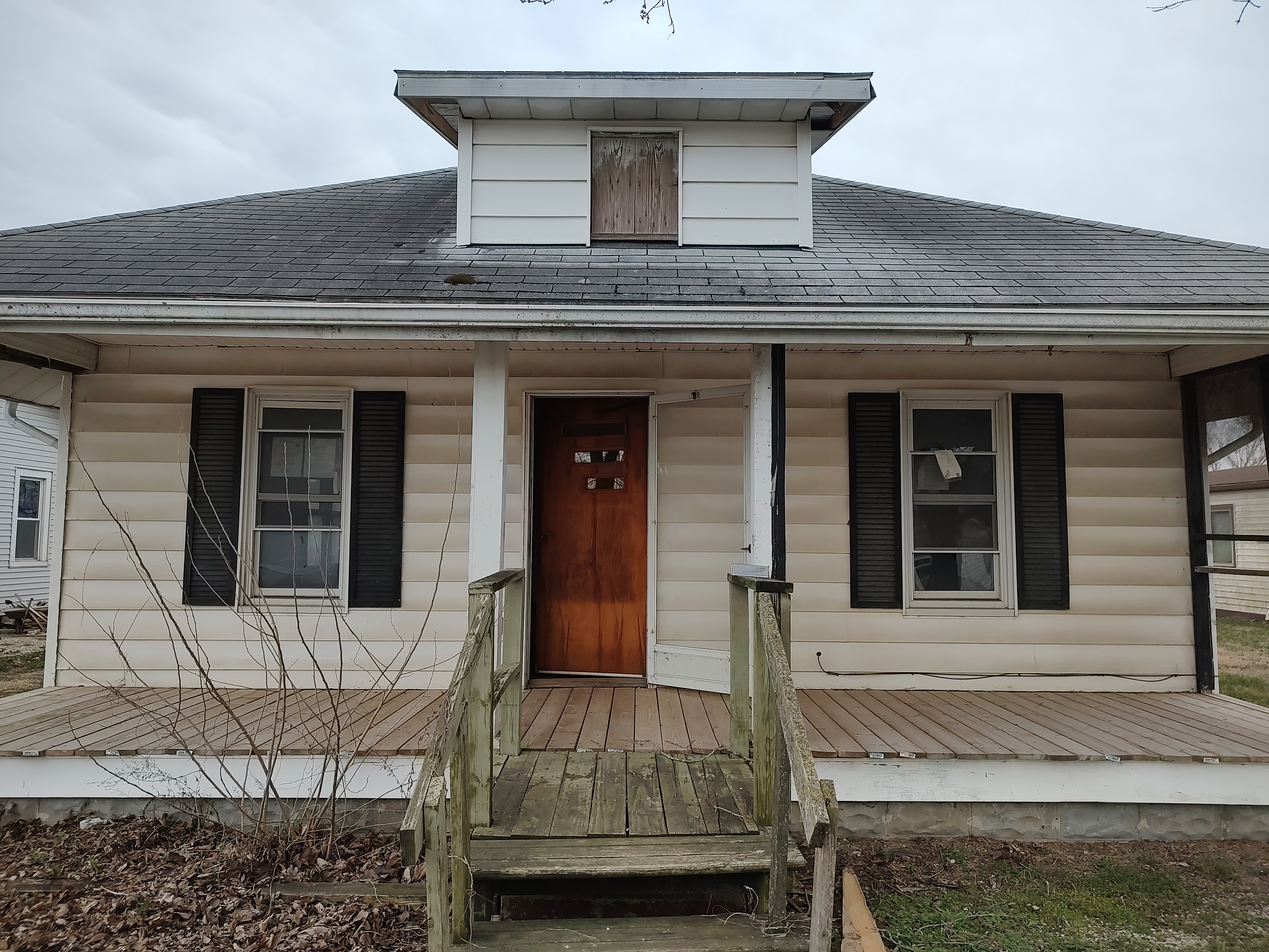 220 S Main St Griffin IN 47616