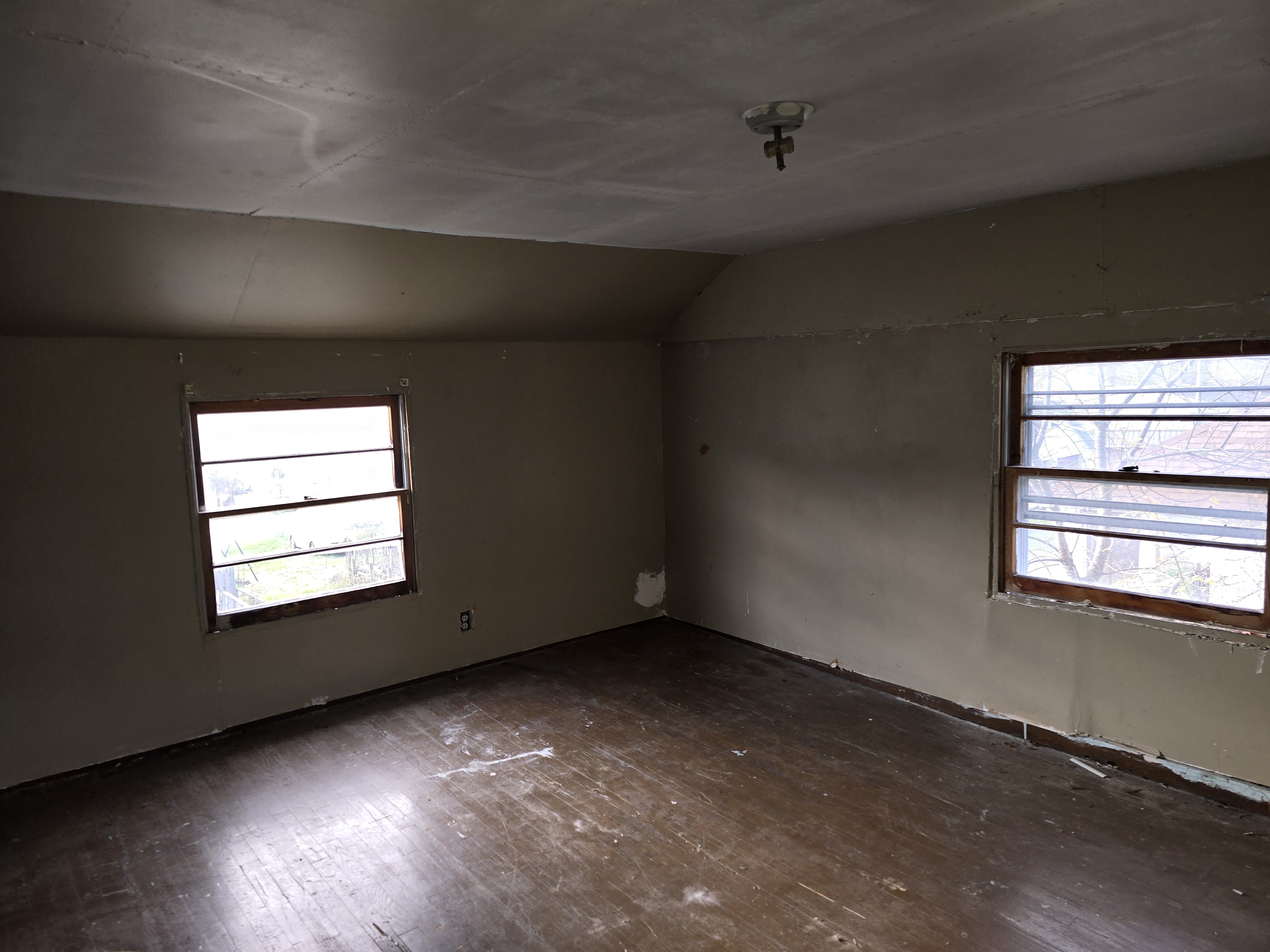 283 12th St Rainelle WV 25962