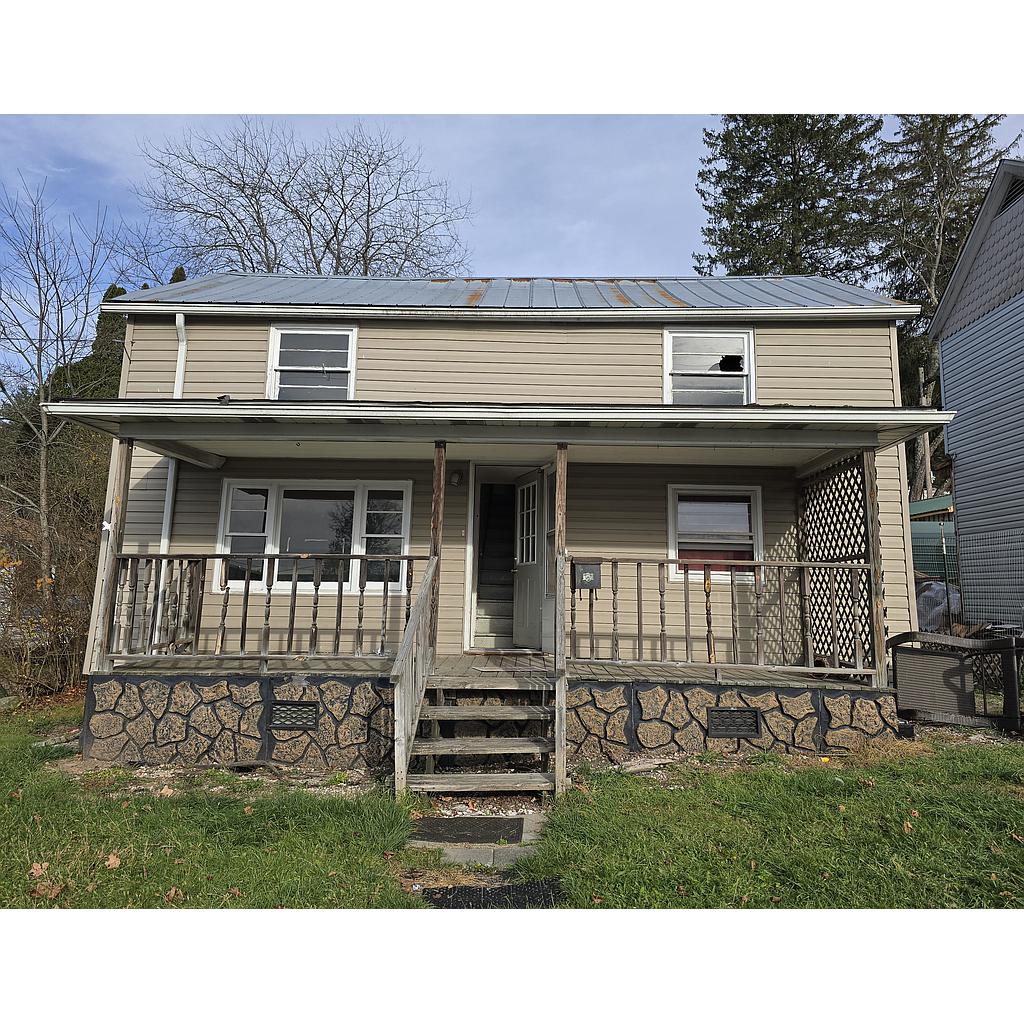 283 12th St Rainelle WV 25962