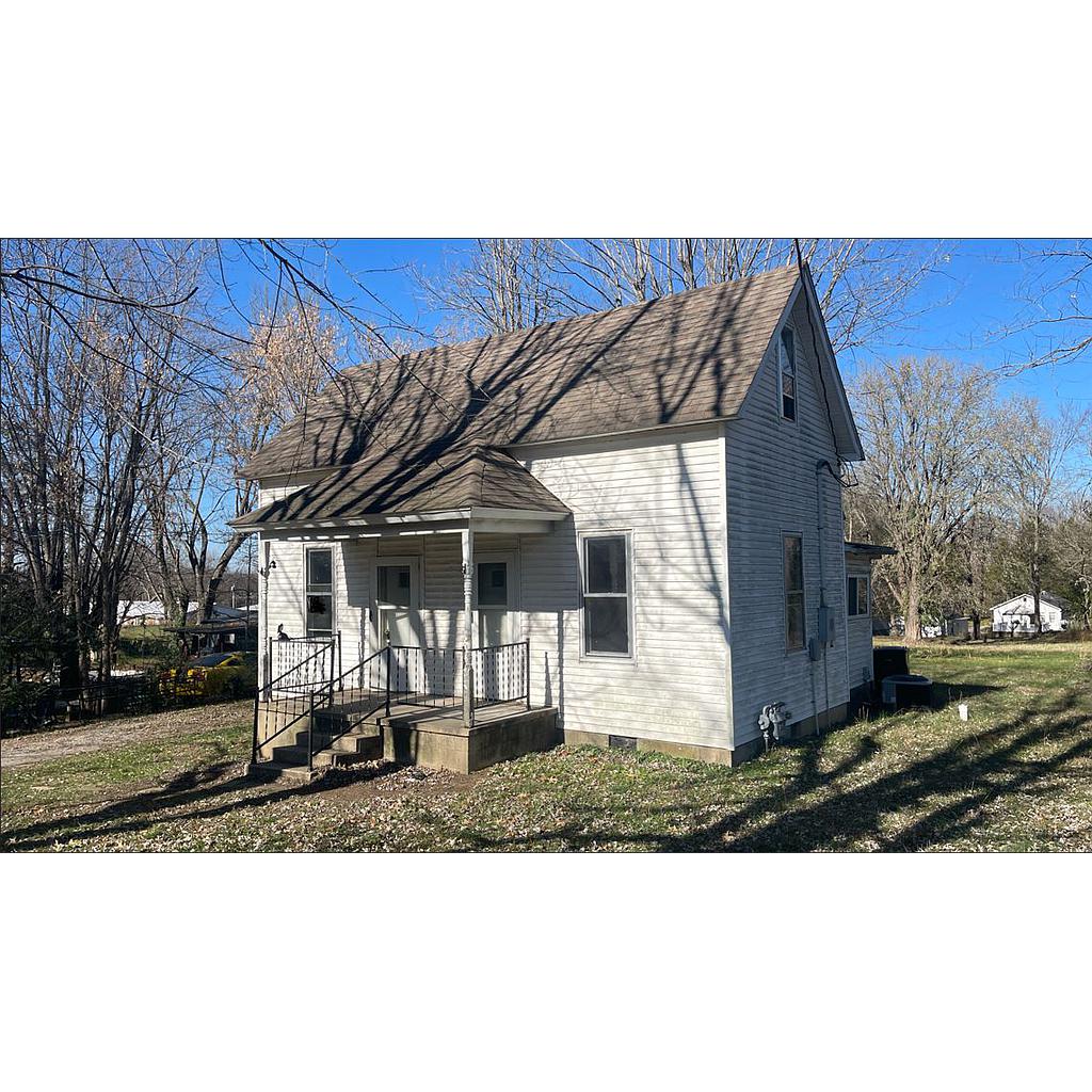 223 E Clara St Golconda, IL 62938
